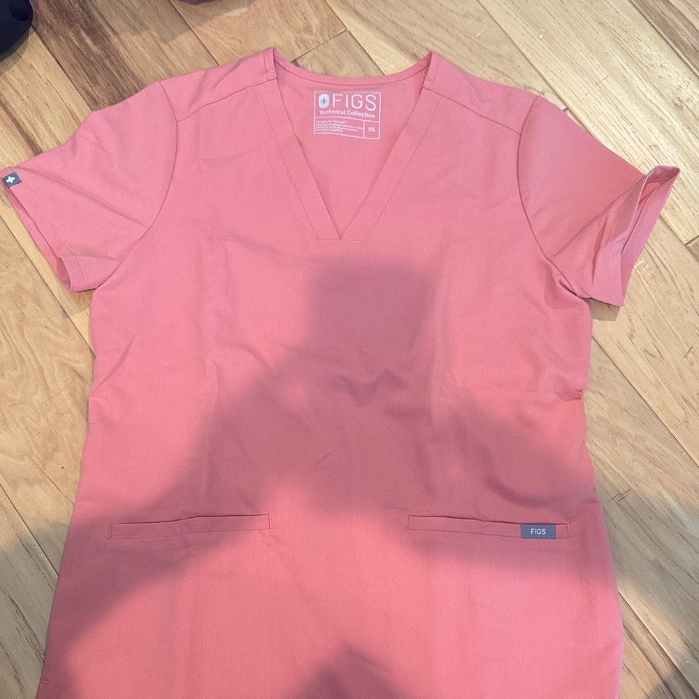 Figs Women's V-Neck Coral Scrub Top